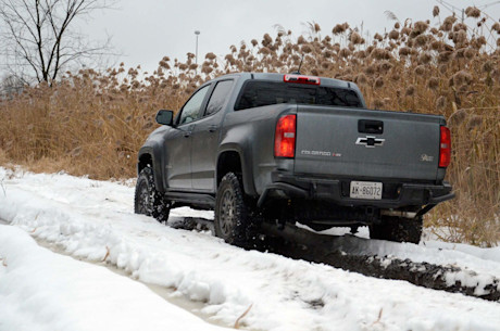 Chevrolet Colorado ZR2 Bison 2020 vs Jeep Gladiator Rubicon 2020 : match comparatif Image