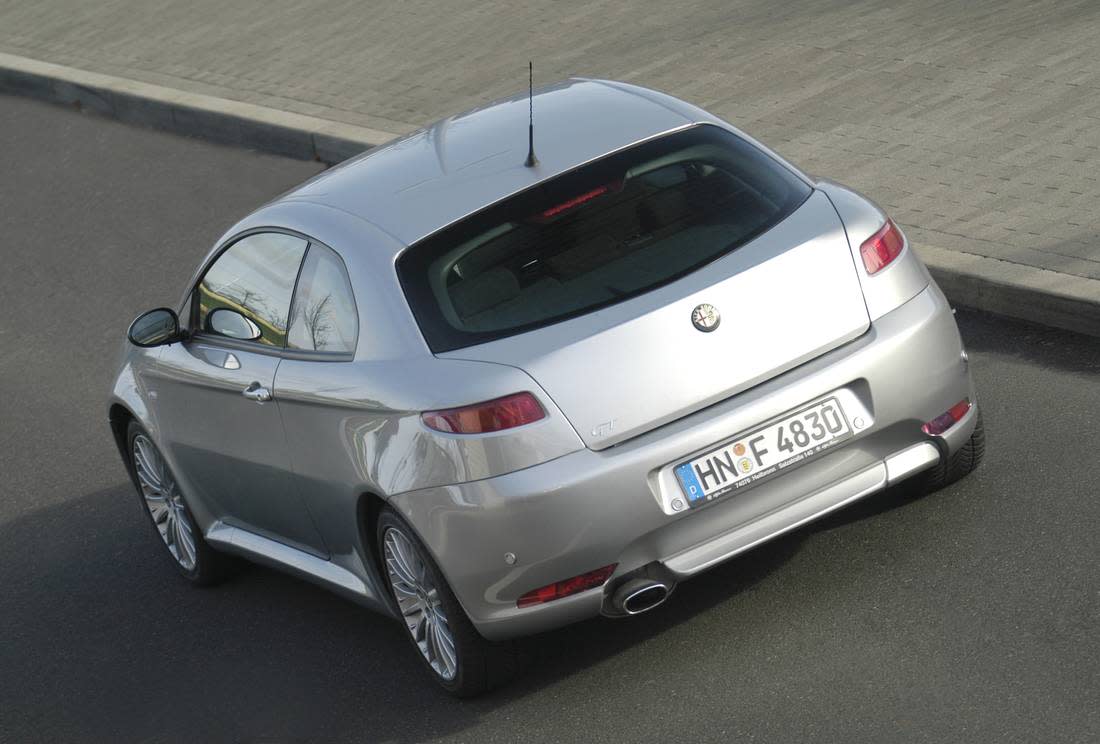 6uSjfFemcO5JEgZ8YpgPf1-948d1c157d4465f17554a87a9056d287-Alfa_Romeo_GT_Back-1100