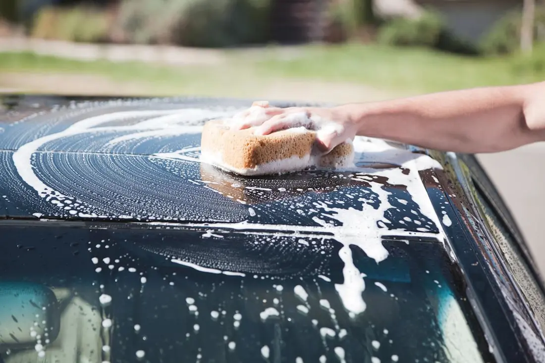 Mit reichlich Wasser und speziellem Autoshampoo bekommst du die großen Lackflächen an deinem Auto bei der Handwäsche schnell sauber.  Mit reichlich Wasser und speziellem Autoshampoo bekommst du die großen Lackflächen an deinem Auto bei der Handwäsche schnell sauber.