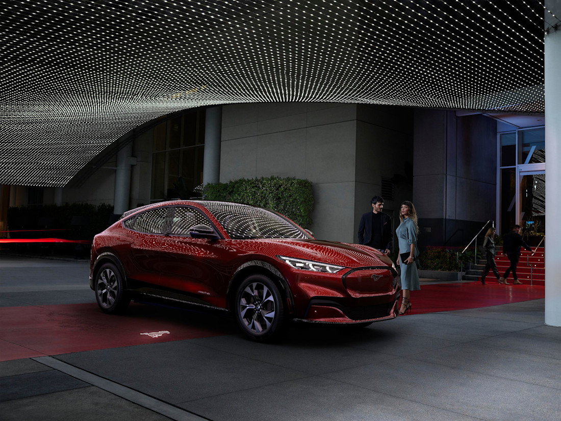 Editorial mustang mach e 15