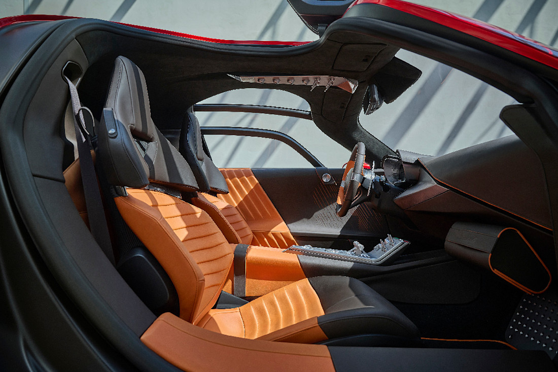 Alfa-Romeo-33-Stradale-interior (1).jpg