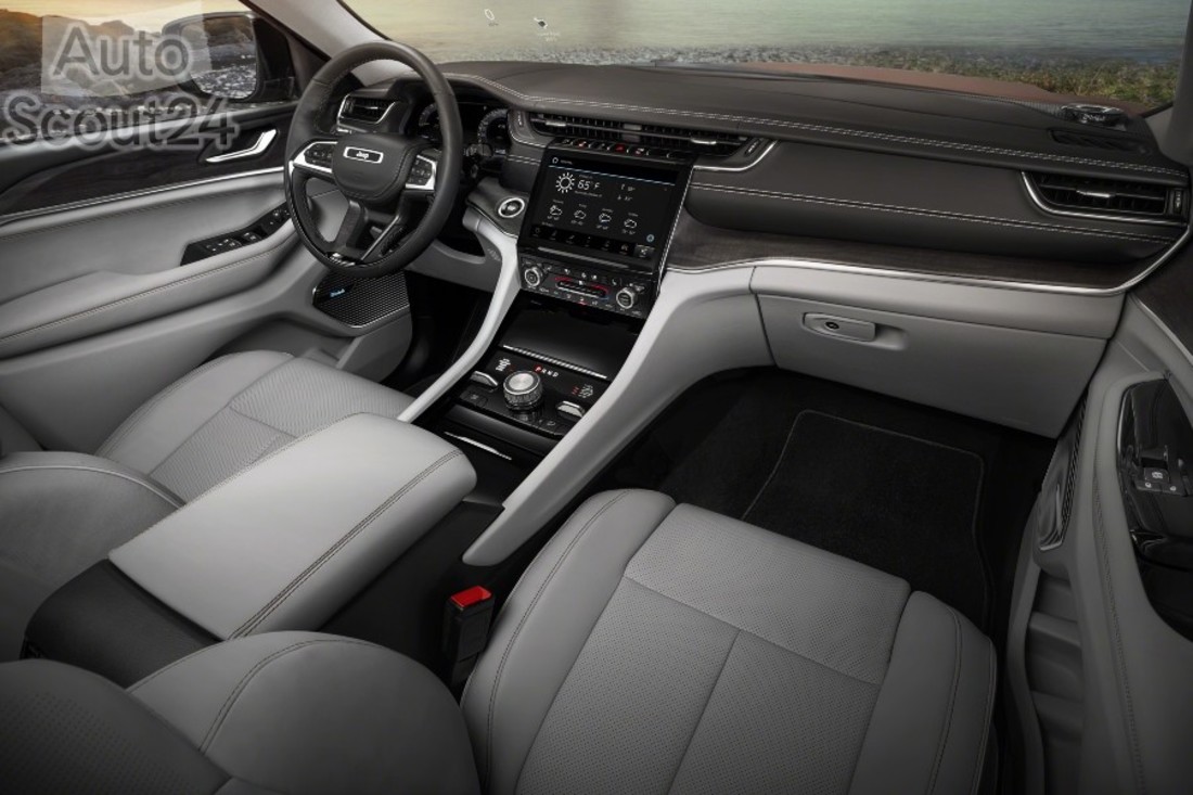 JeepGrandCherokeeLOverlandinterior (2).jpg