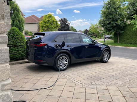 Match comparatif des VUS intermédiaires hybrides rechargeables, Édition 2024: Mazda CX-90 PHEV 2024 vs Mazda CX-70 PHEV 2025 Body Image