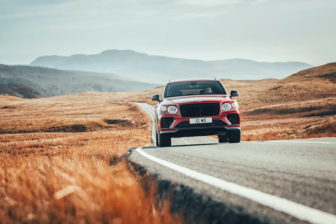  Bentley fährt seit 2016 mit seinem britischen Luxus-SUV Bentayga vor und ruft dafür knapp 207.000 Euro Neupreis auf.