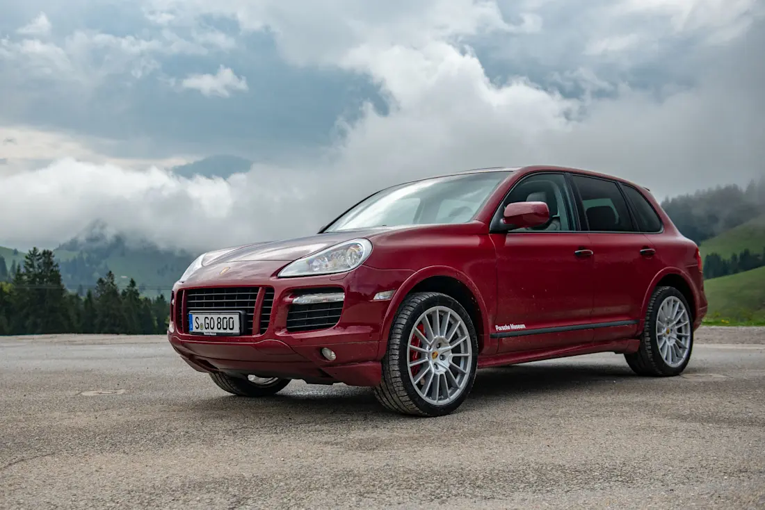 Große Lufteinlässe, Kotflügelverbreiterungen, schwarze Scheibenrahmen und 21 Zoll Räder: Der Cayenne setzt bewusst Akzente.  Große Lufteinlässe, Kotflügelverbreiterungen, schwarze Scheibenrahmen und 21 Zoll Räder: Der Cayenne setzt bewusst Akzente.