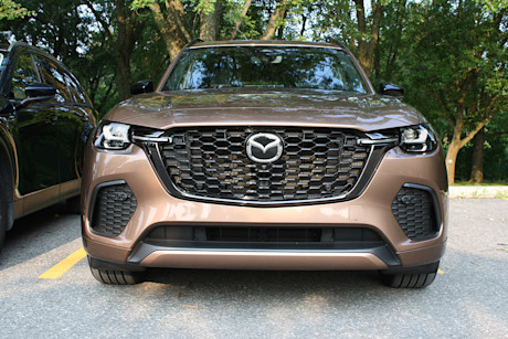 Match comparatif des VUS intermédiaires hybrides rechargeables, Édition 2024: Mazda CX-90 PHEV 2024 vs Mazda CX-70 PHEV 2025 Image