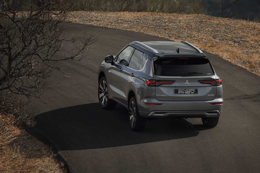 zo-gaat-de-nieuwe-mitsubishi-outlander-phev-2025-zijn-concurrenten-te-lijf-2024-06.jpg