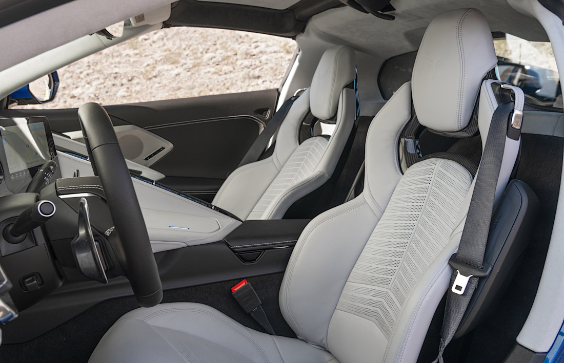chevrolet-corvette-c8-stingray-seats