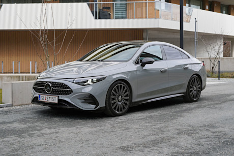 1_titelbild_mercedes-benz-cla-200-4matic-hybrid-2026-seitlich.jpg