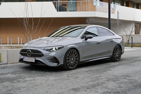 1_titelbild_mercedes-benz-cla-200-4matic-hybrid-2026-seitlich.jpg
