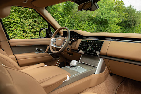 range-rover-p550e-sv-cockpit