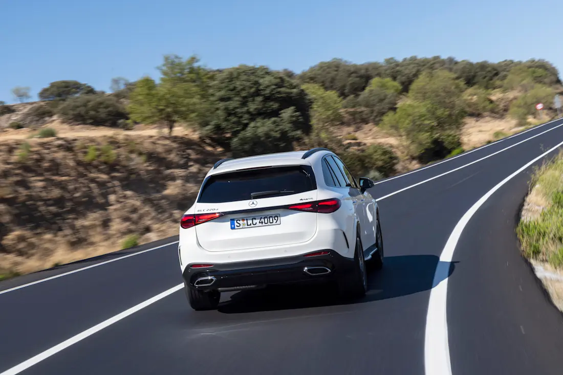 Mercedes GLC (2023) rijdend, achteraanzicht Mercedes GLC (2023) rijdend, achteraanzicht
