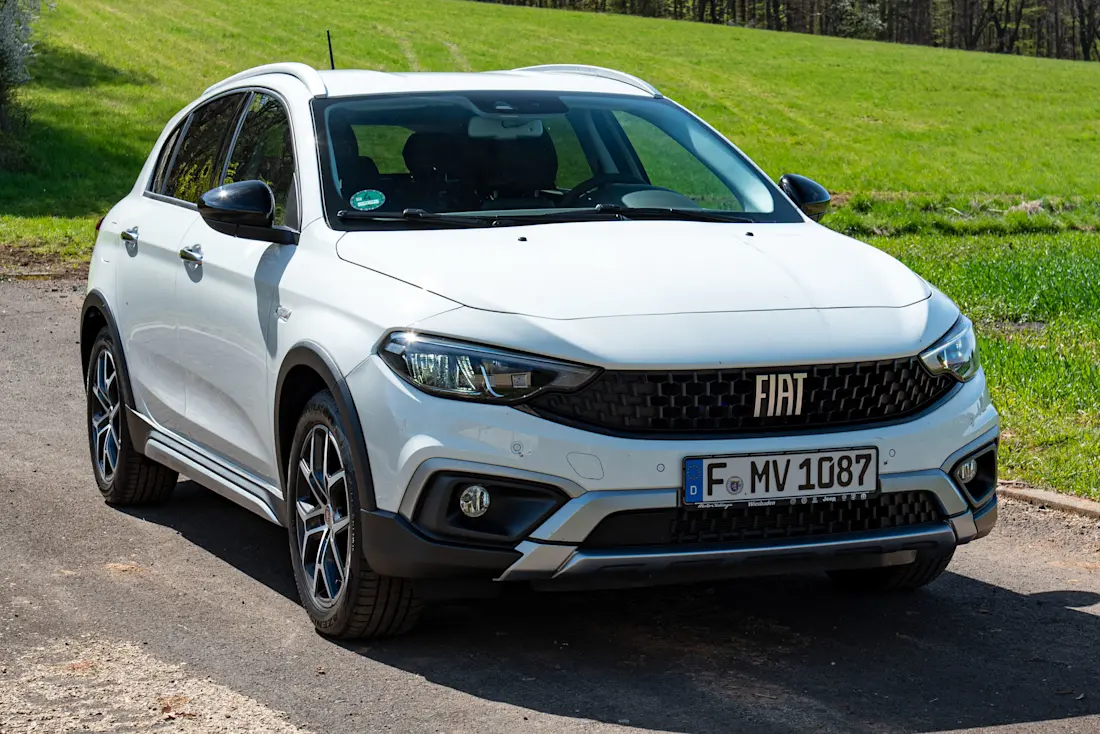 Fiat-Tipo-Cross-2021-Front-Side Fiat-Tipo-Cross-2021-Front-Side