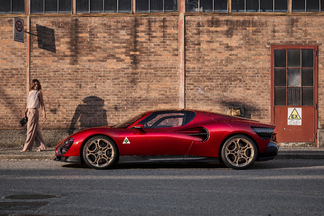 Alfa-Romeo-33-Stradale (14).jpg