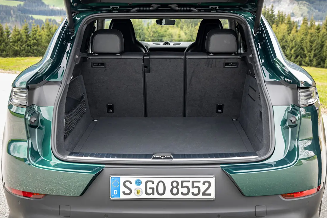 Das Cayenne S Coupé fasst wie bisher zwischen 554 und 1.502 Liter Gepäck. Die gebremste Anhängelast gibt Porsche mit 3,5 Tonnen an.  Das Cayenne S Coupé fasst wie bisher zwischen 554 und 1.502 Liter Gepäck. Die gebremste Anhängelast gibt Porsche mit 3,5 Tonnen an.