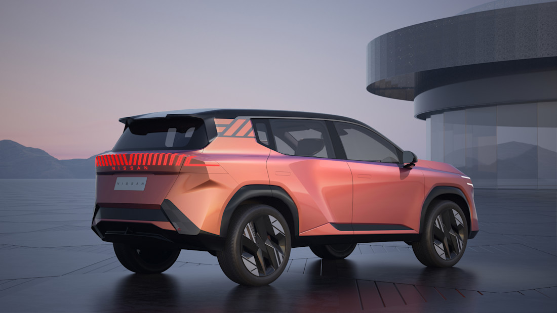 met-deze-twee-strakke-sedans-gaat-nissan-de-suv-gekte-te-lijf-2024-07.jpg