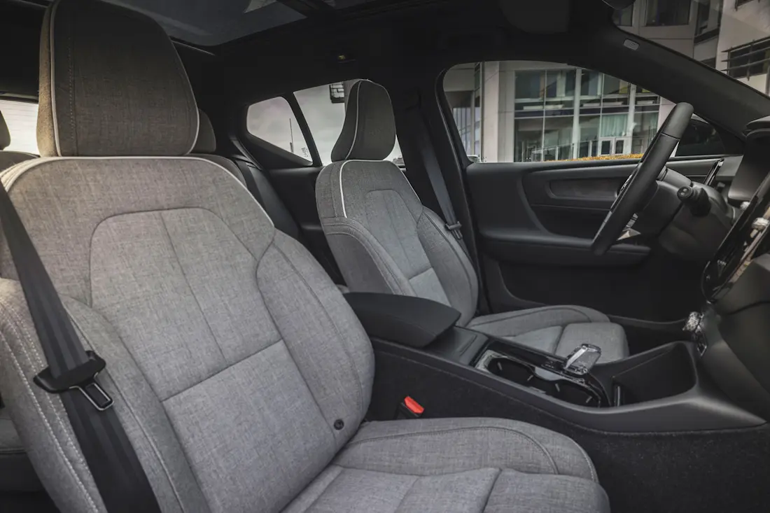 Die mit Stoff bespannten Sitze im Volvo XC40 sind bequem, bieten ausreichend Seitenhalt und lassen sich immerhin beheizen. Eine Sitzkühlung wird dagegen nicht angeboten.  Die mit Stoff bespannten Sitze im Volvo XC40 sind bequem, bieten ausreichend Seitenhalt und lassen sich immerhin beheizen. Eine Sitzkühlung wird dagegen nicht angeboten.