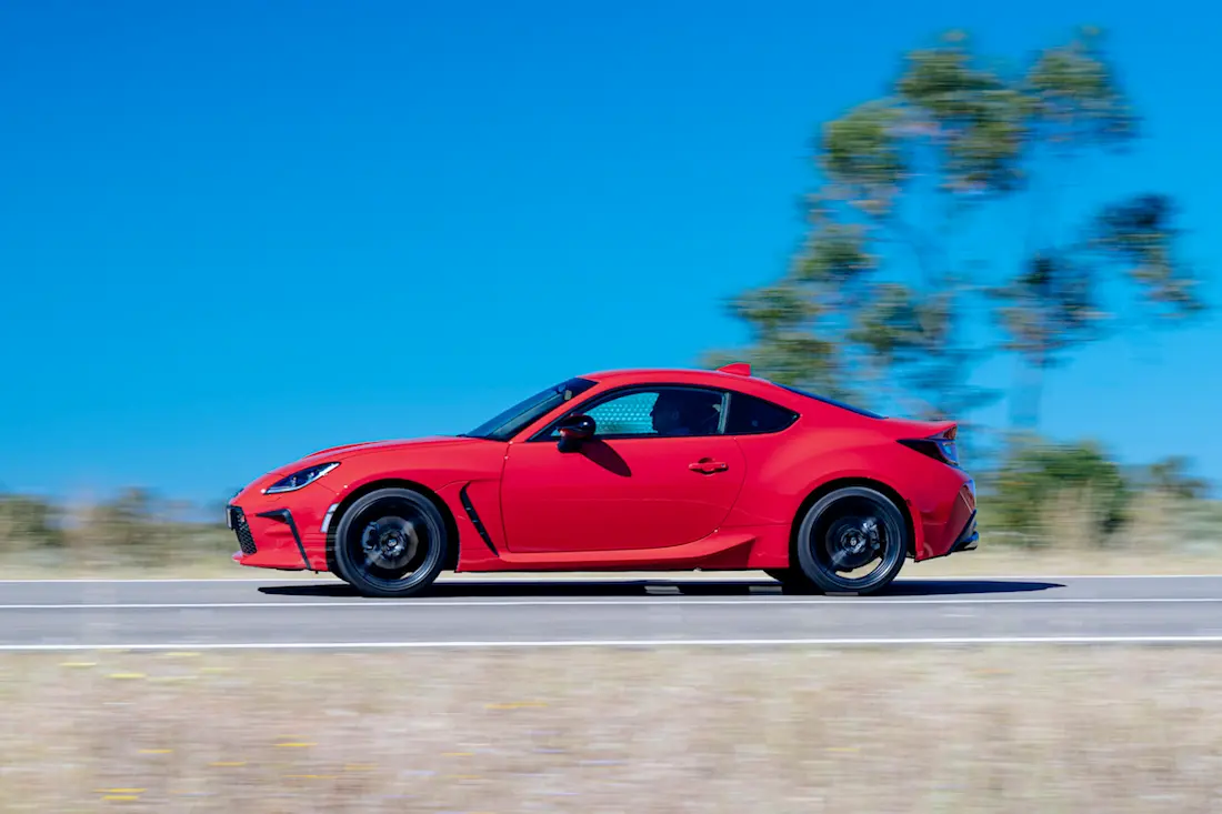 Toyota GR86 (2022) rijdend, profielaanzicht Toyota GR86 (2022) rijdend, profielaanzicht