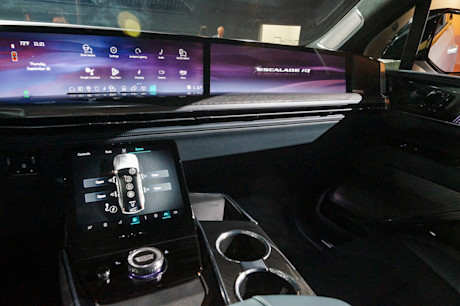 Editorial 2025 cadillac escalade iq preview jv 241003 11