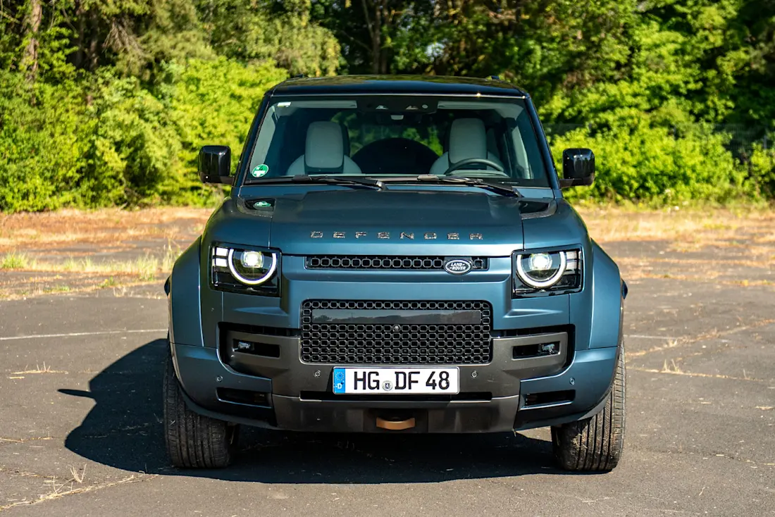 land-rover-defender-octa-2026-front