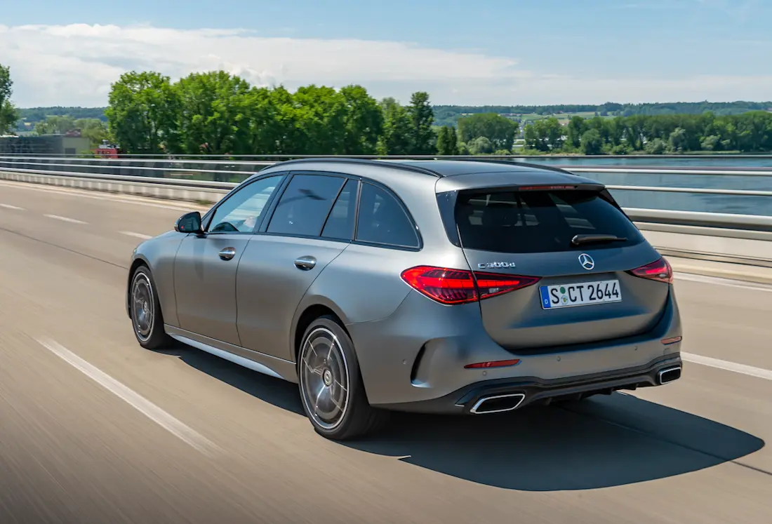 Mercedes C 200 d (2022) rijdend, achteraanzicht Mercedes C 200 d (2022) rijdend, achteraanzicht