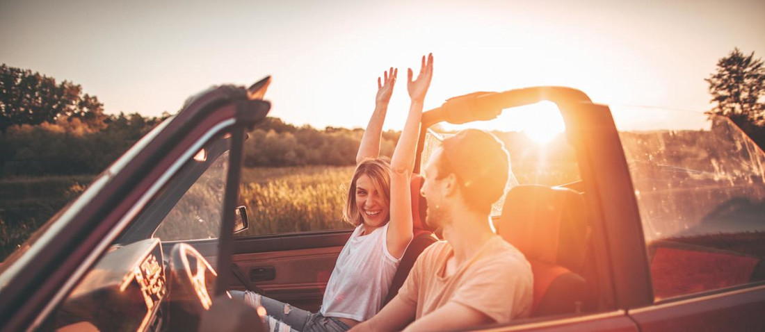 AutoScout24 Umfrage: Der rechte Platz ist leer – wen wünscht sich Österreich als Beifahrer:in her?