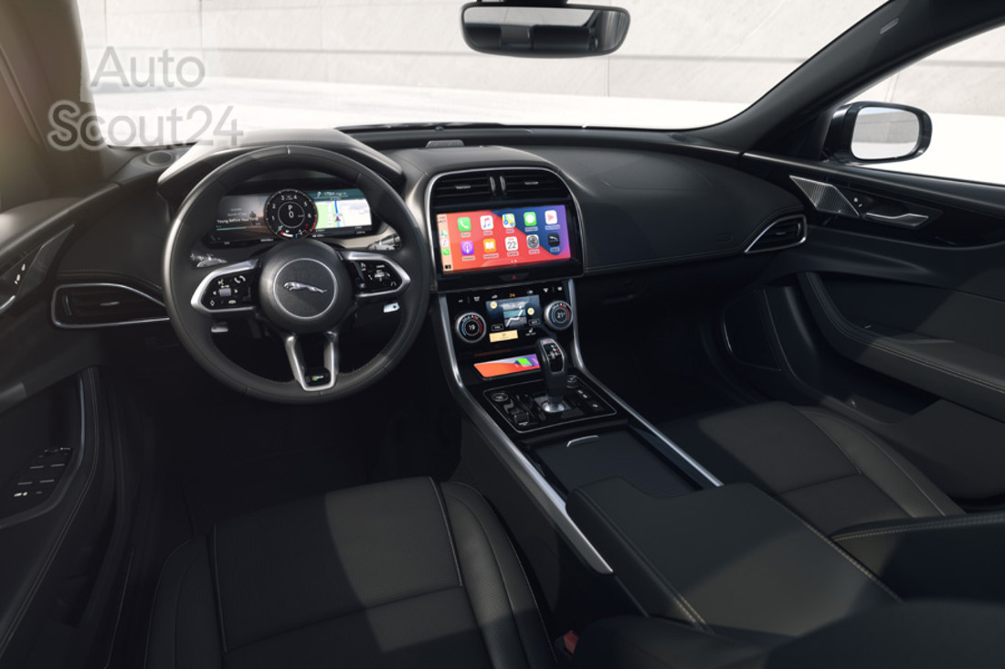 Jag_XE_22MY_05_Ebony_Interior_Wireless_Apple_CarPlay_250821.jpg