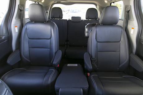 Editorial 2015 toyota sienna se v6 8 passenger fwd jw 06