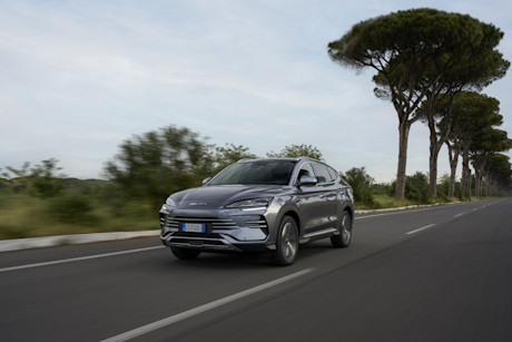 Dit overtuigde EV-merk haalt nu toch een SUV met benzinemotor naar Nederland