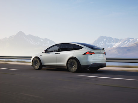 Tesla Model X Plaid (2023) rijdend, achteraanzicht 1