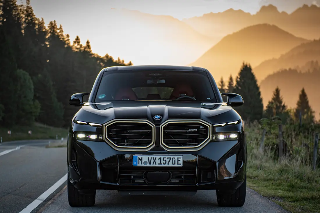 Zweigeteilte Scheinwerfer, ein illuminierter Kühlergrill, martialische Blecharbeiten: Die Erkennungsmerkmale des neuen BMW XM.