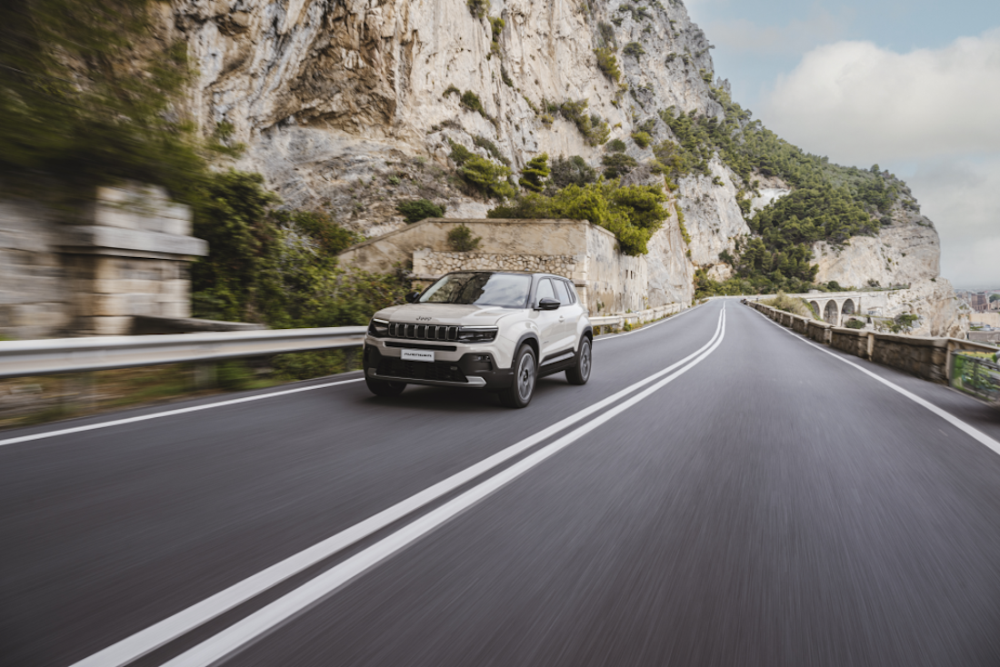 Jeep Avenger amplia la gamma: disponibile la versione e-Hybrid