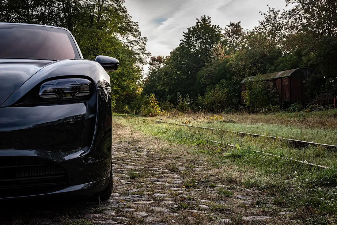 Porsche-Taycan-Front Porsche-Taycan-Front