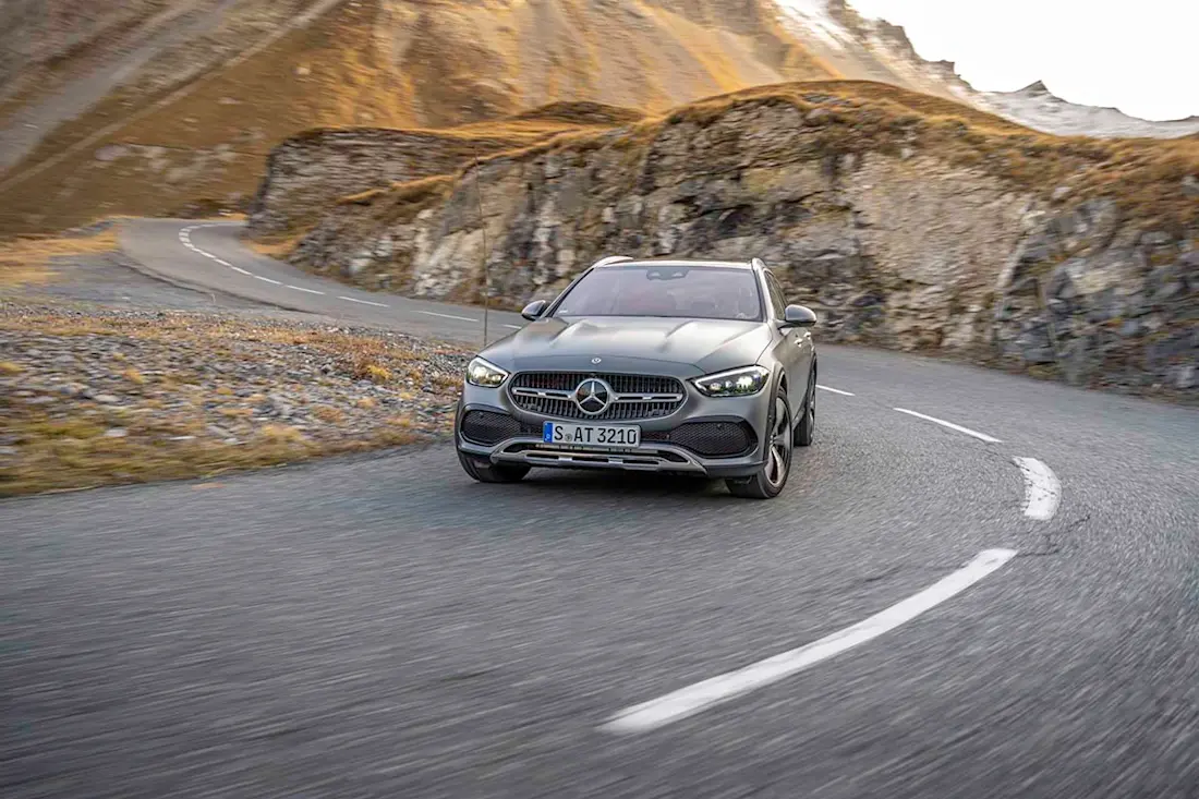 AS24 Mercedes C-Klasse All-Terrain 2021 rijdend frontaal