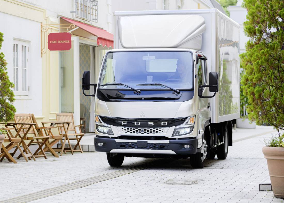 4303OeWo0VuwWTf6ZJ9lJU-a21633425950490076581856b1135153-mitsubishi-canter-front-1100