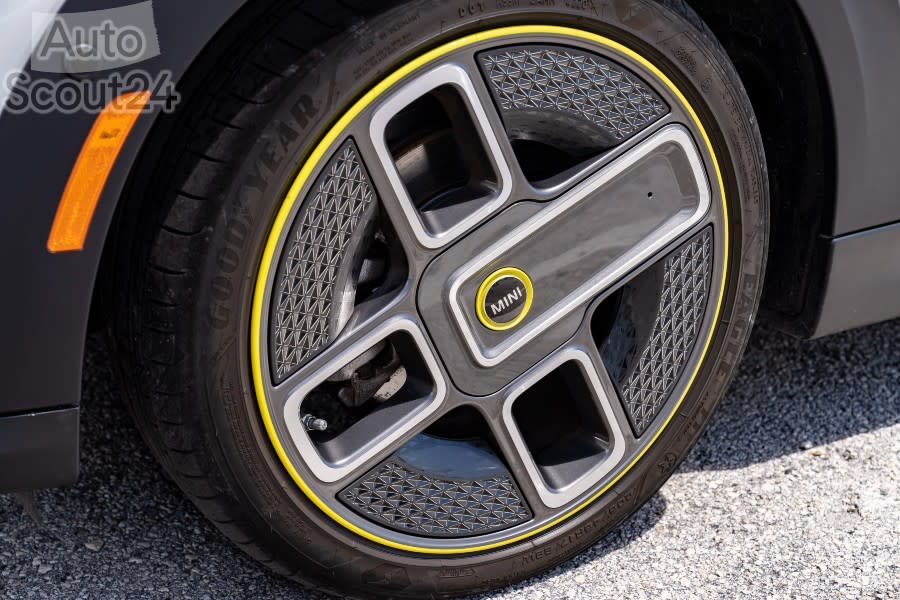 P90471790_highRes_mini-cooper-se-conve.jpg