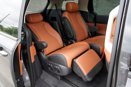 Duel de minifourgonnettes hybrides : la Kia Carnival se frotte à la Toyota Sienna Image