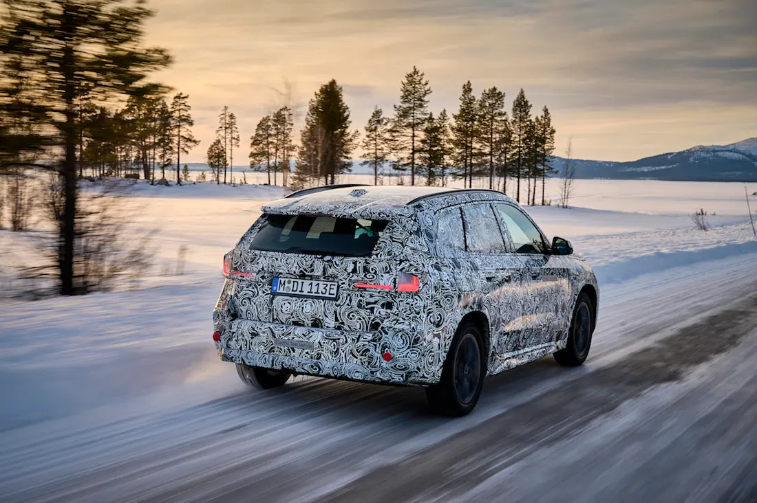 BMW iX1 teaser (2022) rijdend, achteraanzicht