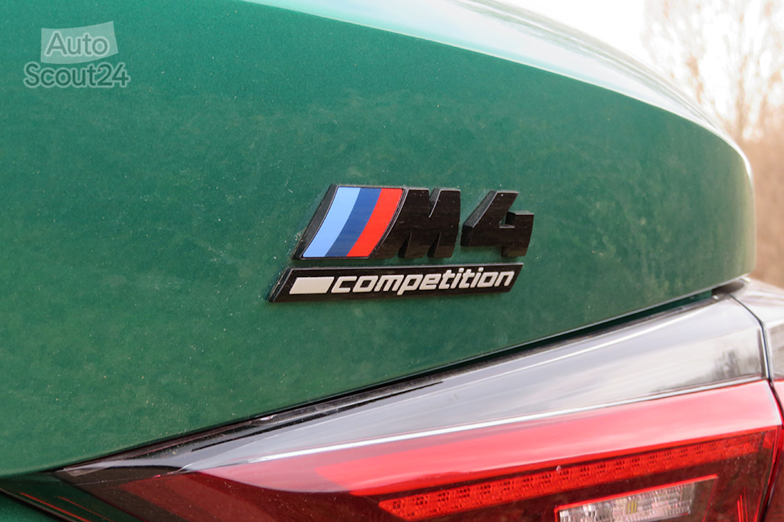 11_BMW_M4_cabrio_logoM4.JPG
