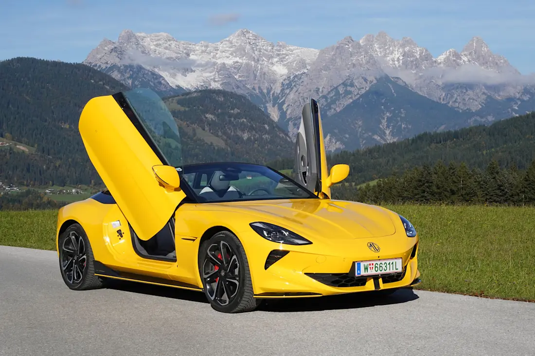 4 mg-cyberster-gt-seitlich-scherentueren