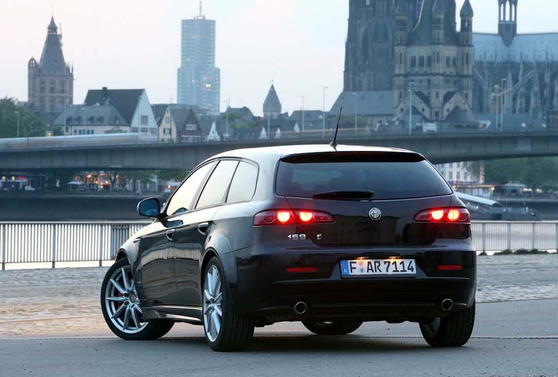 alfa-romeo-159-back
