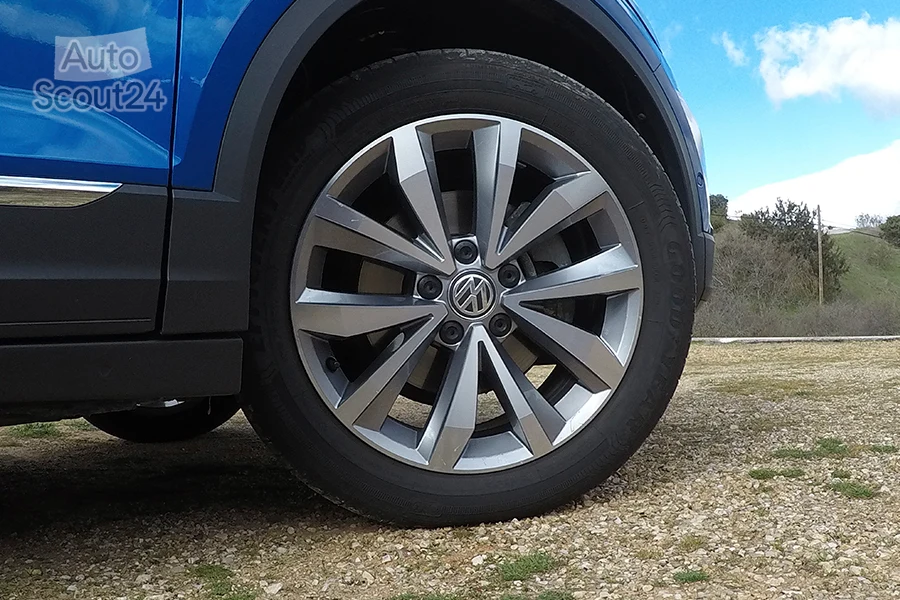 En marcha, entre curvas, el comportamiento del VW T-Roc Cabrio es noble y confortable