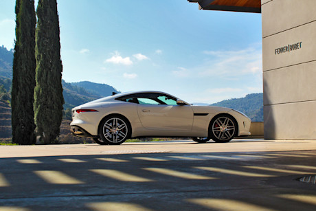 Editorial 2015 jaguar f type coupe 18