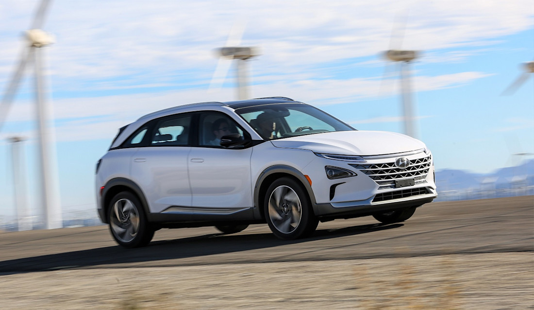 brennstoffzellen-suv-fahraufnahme-front