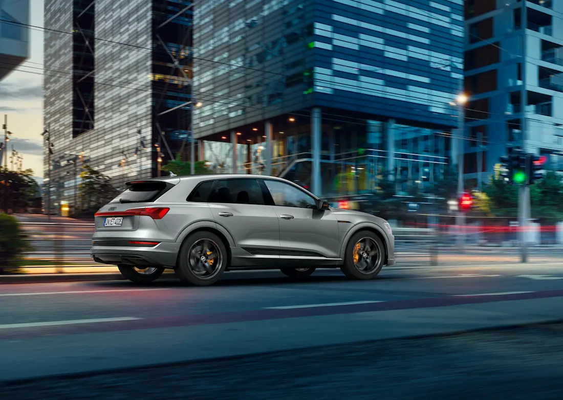 Audi E-Tron S Line Black Edition 2021 rijdend achter