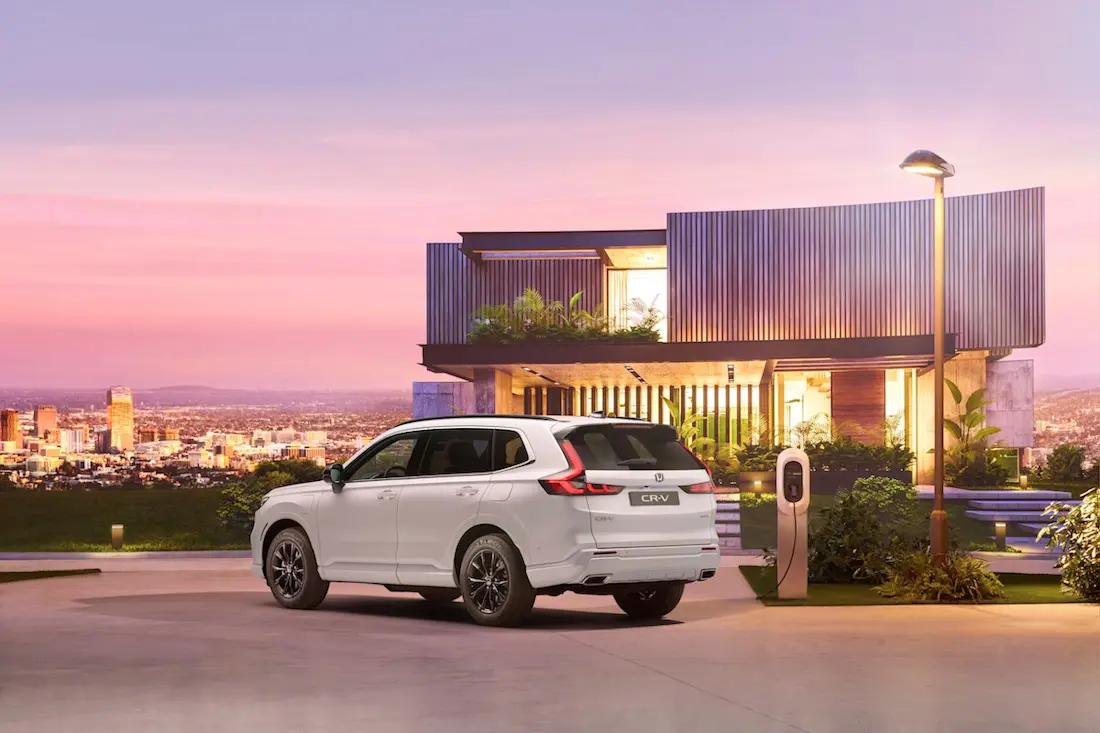 Honda CR-V (2023) static, rear view Honda CR-V (2023) static, rear view