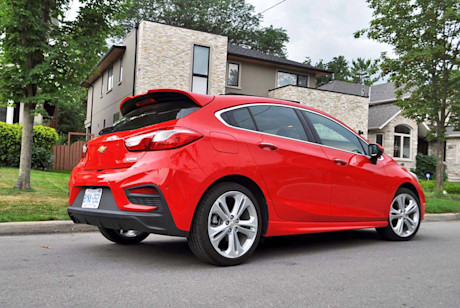 Editorial 2017 chevrolet cruze hatchback premier 04 mb