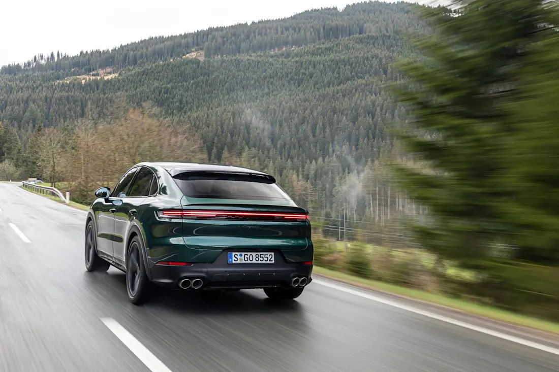 Rückkehr des V8 im Cayenne S: 474 PS und 600 Nm leistet das stark überarbeitete Aggregat, das optionale Leichtbau Sport-Paket beim Coupé senkt durch reichlich Carbon Gewicht und Schwerpunkt.  Rückkehr des V8 im Cayenne S: 474 PS und 600 Nm leistet das stark überarbeitete Aggregat, das optionale Leichtbau Sport-Paket beim Coupé senkt durch reichlich Carbon Gewicht und Schwerpunkt.