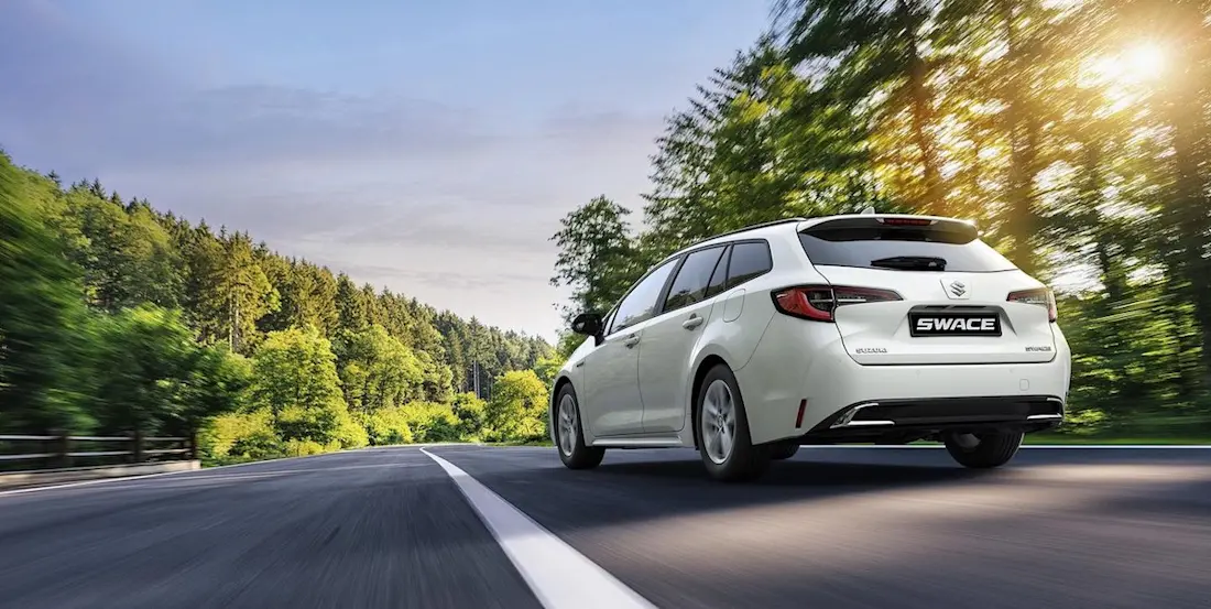 Suzuki Swace (2023) statisch, achteraanzicht Suzuki Swace (2023) statisch, achteraanzicht