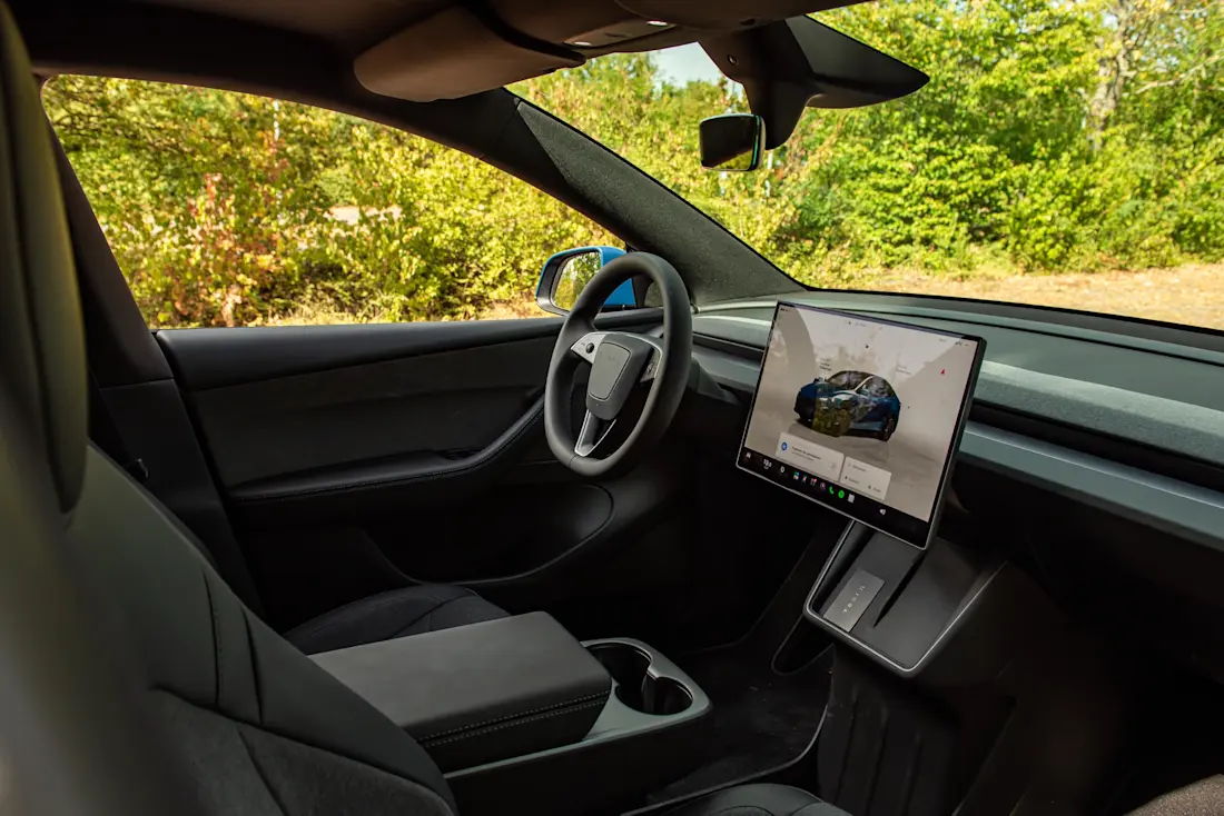 tesla-model-y-hinterrad-2026-cockpit